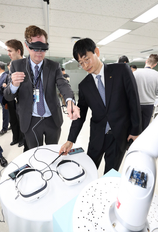 한국과 스웨덴 정부과 과학기술 및 ICT 협력을 강화한다. 사진은 19일 스웨덴 27개 기업 CEO와 임원이 서울 서초구 KT 연구개발센터를 방문해 5G, AI 등 기술개발 현황을 살펴보는 모습. 과기정통부 제공